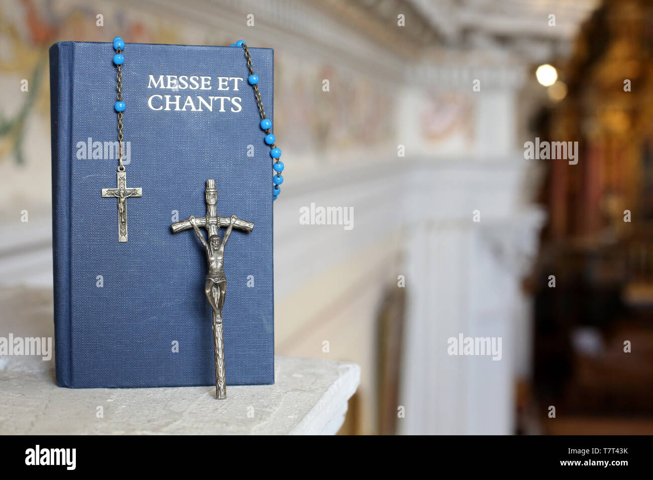 Livre de messe et chants, crucifix et chapelet. Stock Photo