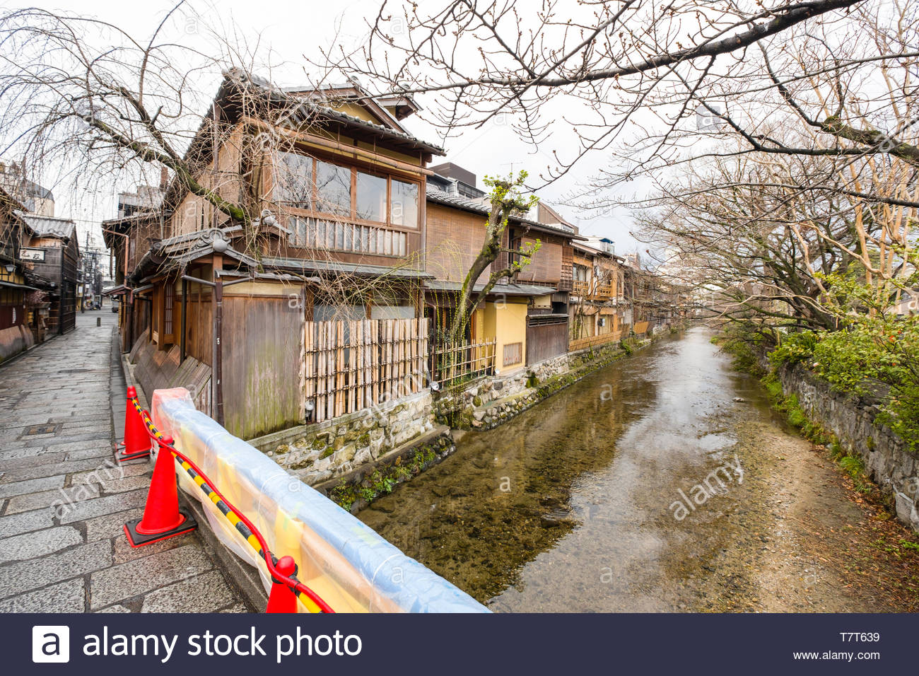 Shirakawa River Flowing Beneath The Gion Tatsumi Bridge Past Traditional Kyoto Styled Houses Motoyoshicho Higashiyama Ku Kyoto Honshu Japan Stock Photo Alamy