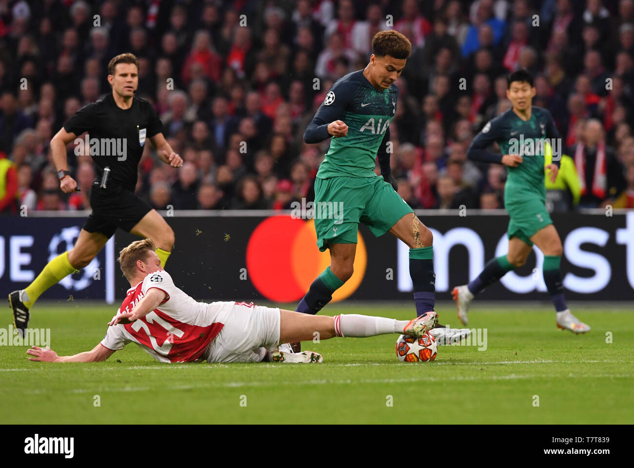 Amsterdam, Netherlands. 08th May, 2019. Football, Champions League,  knockout round, semi-final, return leg Ajax Amsterdam - Tottenham Hotspur,  in the Johan Cruijff ArenA. Frenkie de Jong (below) from Ajax and Dele Alli  (