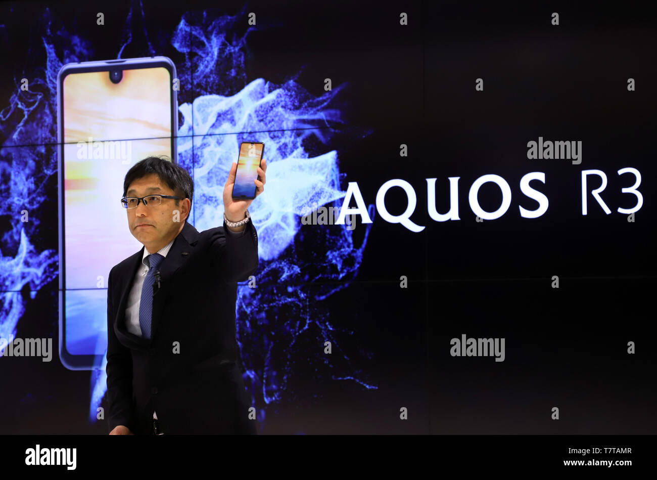 Tokyo, Japan. 8th May, 2019. Japanese electronics giant Sharp mobile communication business unit president Yoshiro Nakano displays the company's new smart phone 'AQUOS R3' which will go on sale this summer at the company's Tokyo office on Wednesday, May 8, 2019. The new AQUOS smart phone has newly developed 6.2-inch sized IGZO LCD on its display which can reproduce 1 billion color images. Credit: Yoshio Tsunoda/AFLO/Alamy Live News Stock Photo