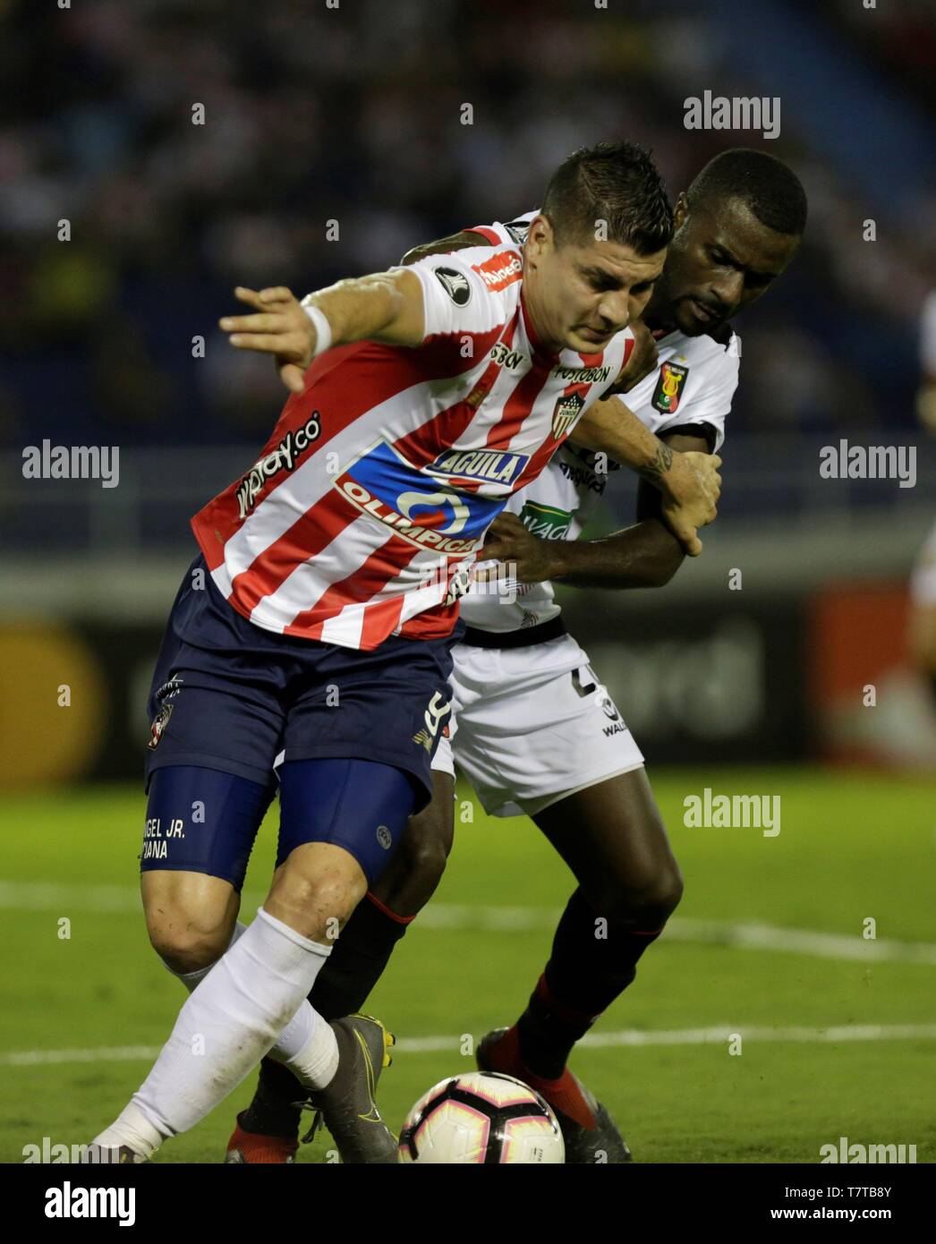 Barranquilla Colombia 09th May 2019 Junior S Michael Rangel L Vies For The Ball With Melgar S Christian Ramos During Their Copa Libertadores Group F Soccer Match Between Atletico Junior And Melgar At Metropolitano