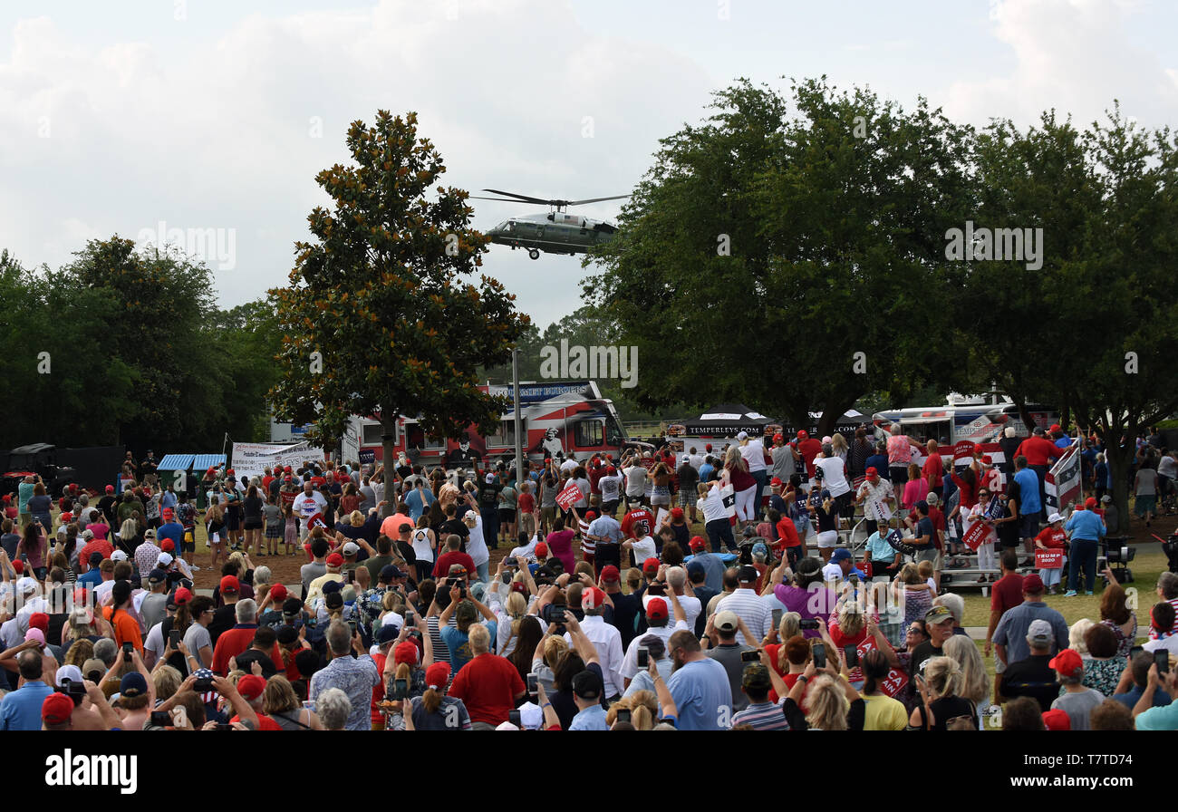 Florida, USA. 08th May, 2019. A Marine helicopter in U.S. President Donald Trump's convoy arrives at a Make America Great Again rally at the Aaron Bessant Park  Amphitheater on May 8, 2019 in Panama City Beach, Florida. Credit: Paul Hennessy/Alamy Live News Stock Photo