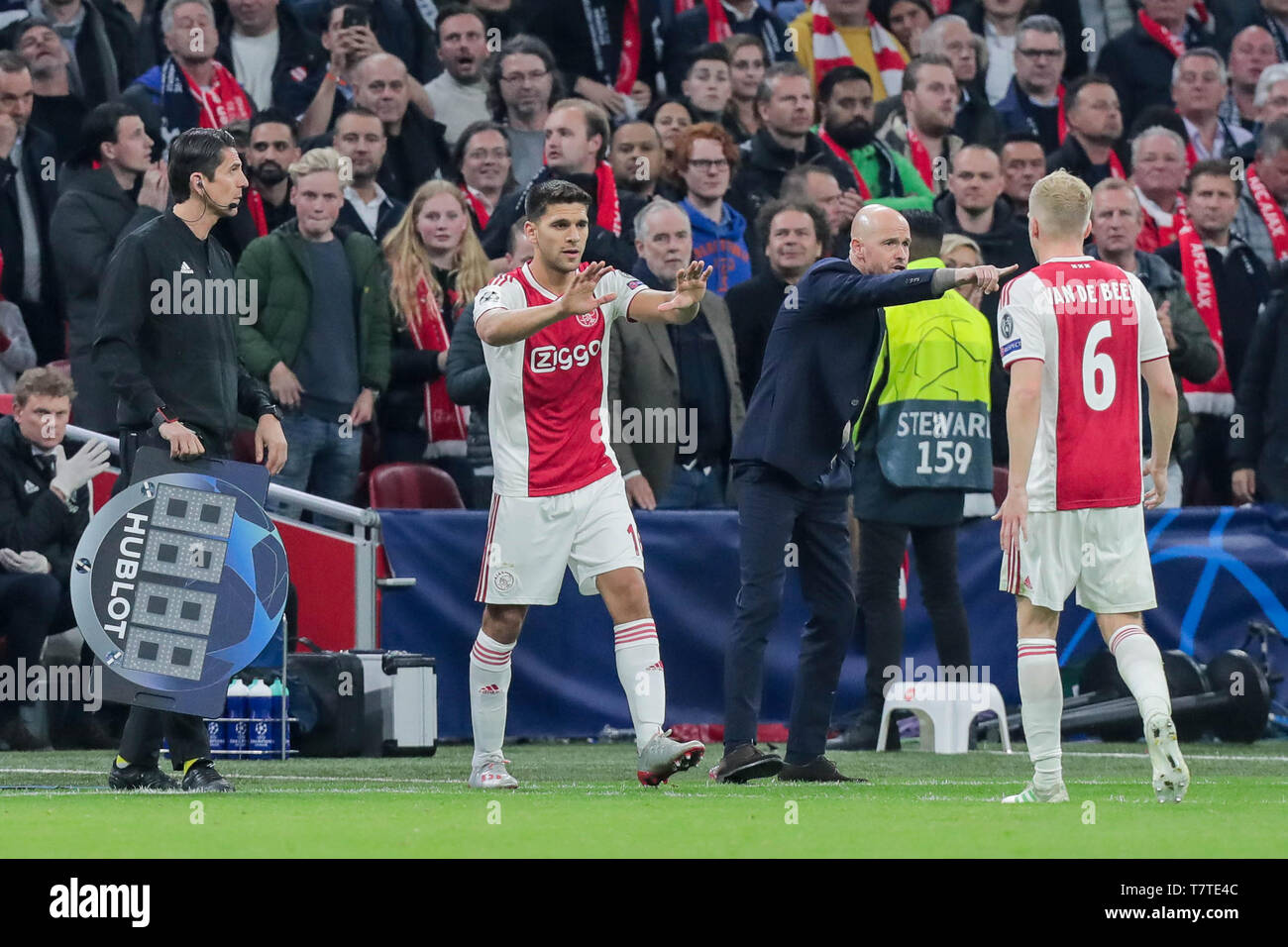 AMSTERDAM - (LR) Andre Ramalho of PSV Eindhoven, Lorenzo Lucca of Ajax  scores the 1-2, Jordan Teze of PSV Eindhoven during the Dutch Eredivisie  match between AFC Ajax and PSV at the