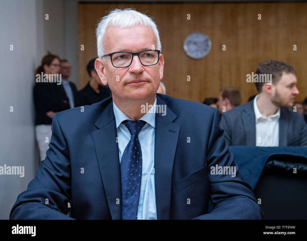 Munster, Germany. 09th May, 2019. 09 May 2019, North Rhine-Westphalia, Münster: Jürgen Resch, Managing Director of Deutsche Umwelthilfe, sits before the Higher Administrative Court in Münster. The two-day discussion session at the Higher Administrative Court of North Rhine-Westphalia deals with the complaints of Deutsche Umwelthilfe regarding driving bans for Aachen, Bonn and Cologne. The court wants to discuss with the help of experts how the measures demanded by the plaintiff for the observance of the limit values for nitrogen dioxide work. According to the OVG, for example, it is controvers Stock Photo