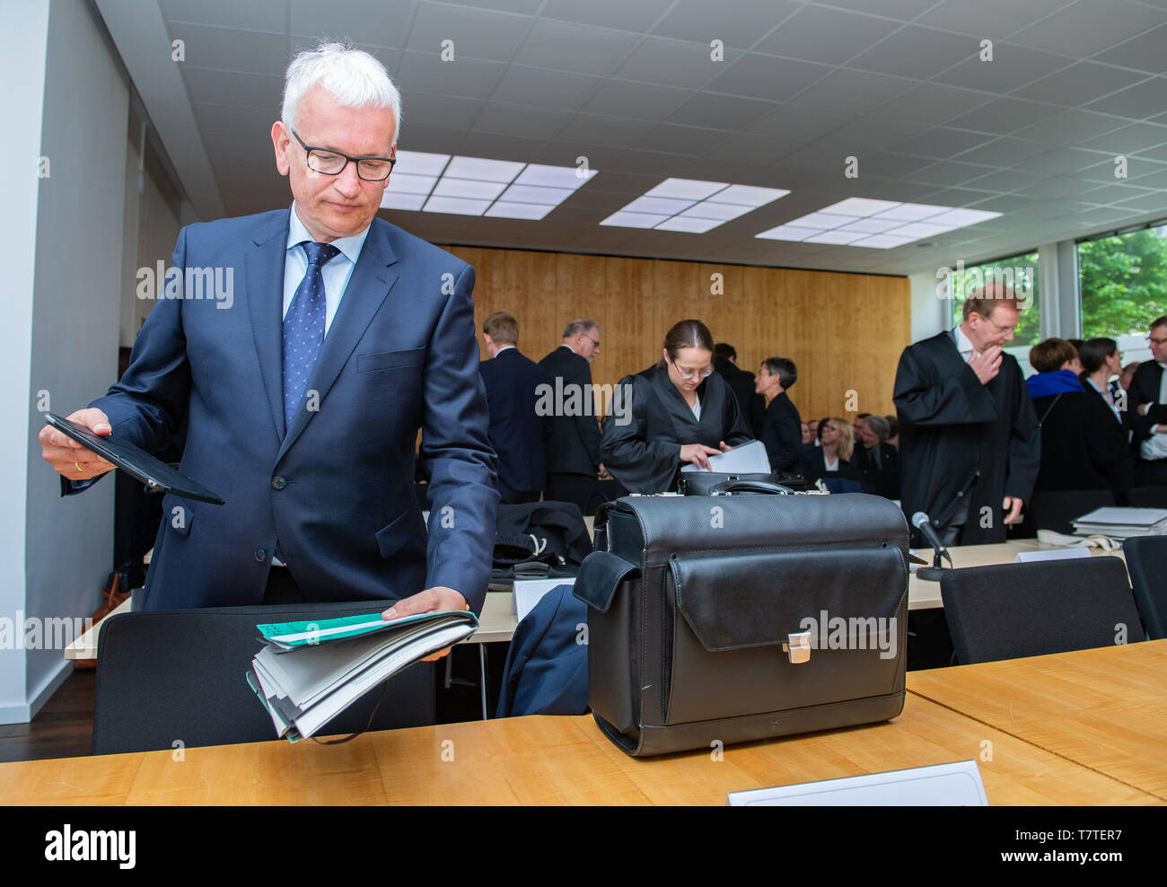 Munster, Germany. 09th May, 2019. 09 May 2019, North Rhine-Westphalia, Münster: Jürgen Resch, Federal Managing Director of Deutsche Umwelthilfe, stands before the Higher Administrative Court in Münster. The two-day discussion session at the Higher Administrative Court of North Rhine-Westphalia deals with the complaints of Deutsche Umwelthilfe regarding driving bans for Aachen, Bonn and Cologne. The court wants to discuss with the help of experts how the measures demanded by the plaintiff for the observance of the limit values for nitrogen dioxide work. According to the OVG, for example, it is  Stock Photo