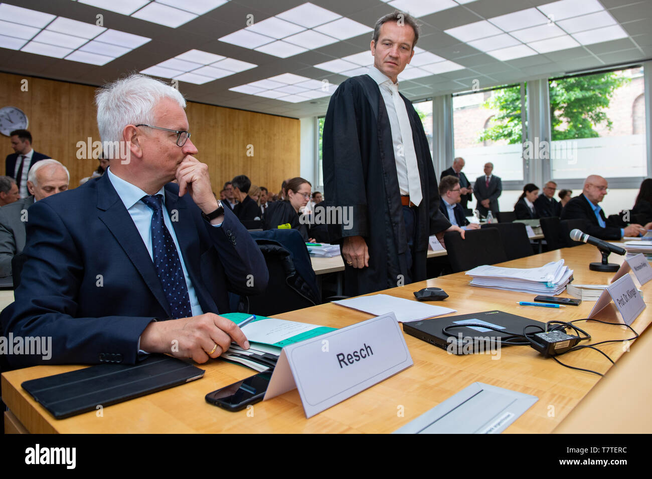 Munster, Germany. 09th May, 2019. 09 May 2019, North Rhine-Westphalia, Münster: Jürgen Resch (l), Federal Managing Director of Deutsche Umwelthilfe and lawyer Remo Klinger, who represents Deutsche Umwelthilfe, stand before the Higher Administrative Court in Münster. The two-day discussion session at the Higher Administrative Court of North Rhine-Westphalia deals with the complaints of Deutsche Umwelthilfe regarding driving bans for Aachen, Bonn and Cologne. The court wants to discuss with the help of experts how the measures demanded by the plaintiff for the observance of the limit values for  Stock Photo