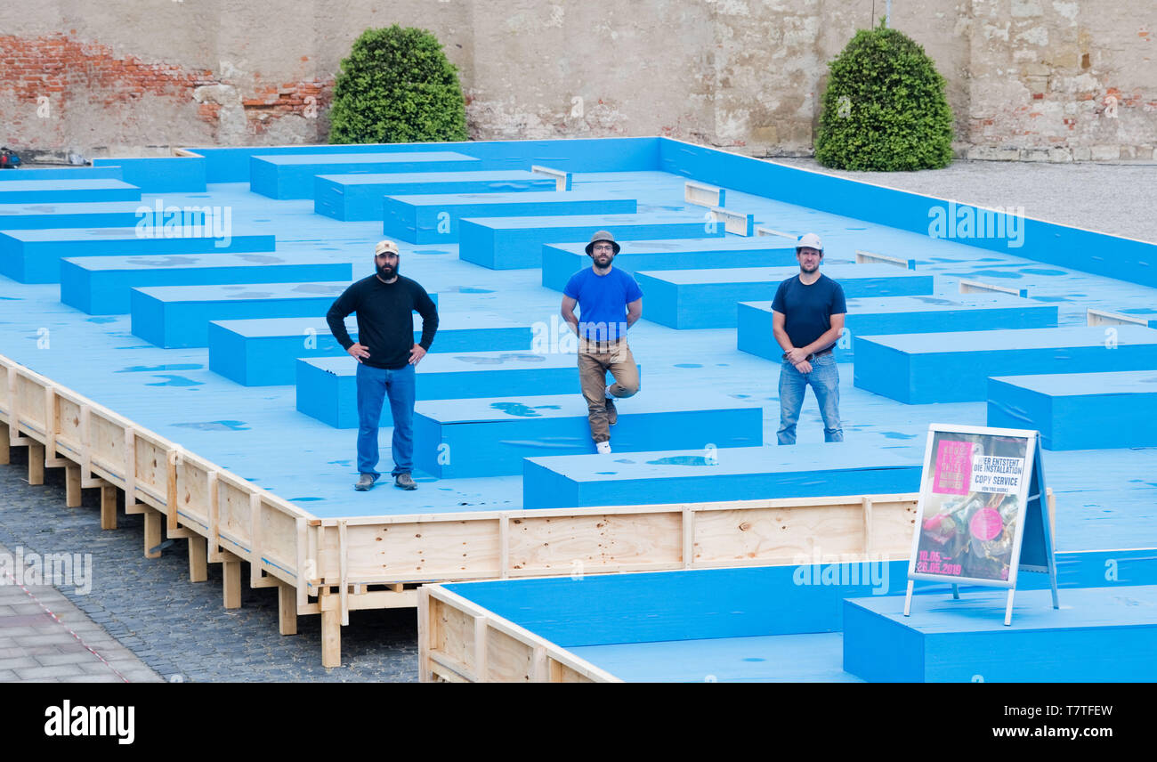 Hanover, Germany. 09th May, 2019. The artist group YRD.Works with Yacin Boudalfa (l-r), David Bausch and Ruben Fischer is setting up the installation 'Copy Service' for the 10th KunstFestSpiele Herrenhausen am Schloss Herrenhausen. The KunstFestSpiele will run from 10 to 26 May 2019. Credit: Julian Stratenschulte/dpa/Alamy Live News Stock Photo