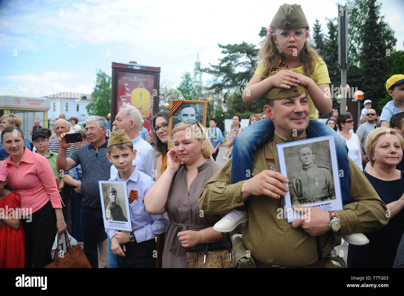 Tambov, Russia. 9th May, 2019. Victory parade in Tambov (09 may 2019, Russia). In the photo - residents of Tambov (Russia) meet veterans at the Victory Parade. Credit: Demian Stringer/ZUMA Wire/Alamy Live News Stock Photo