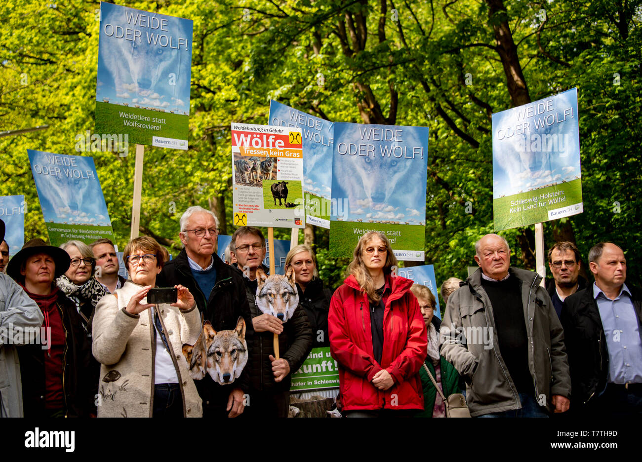Hamburg, Germany. 09th May, 2019. Participants of a demonstration
