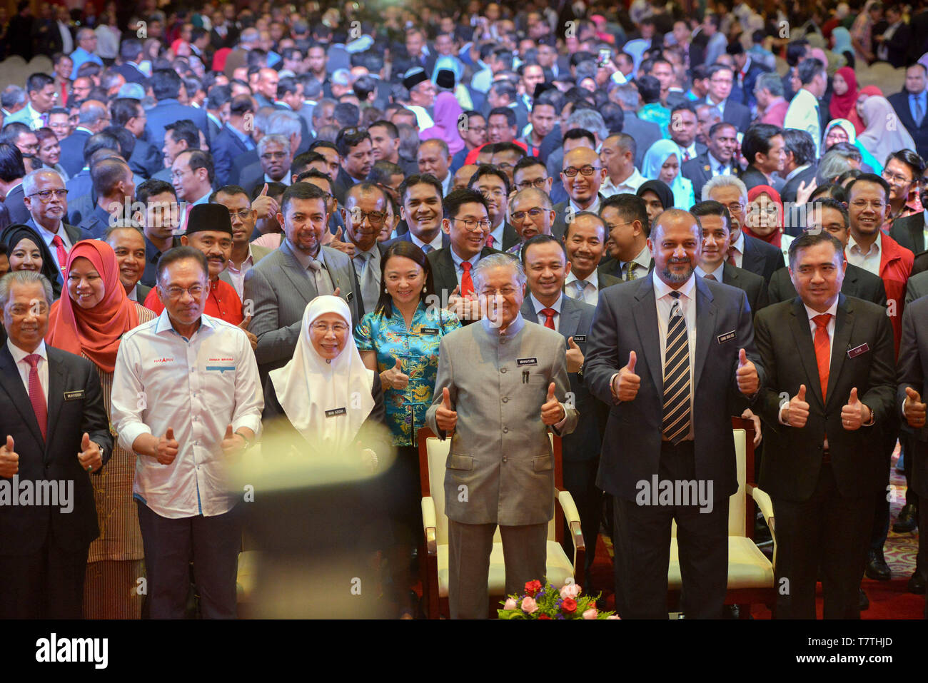 (190509) -- PUTRAJAYA, May 9, 2019 (Xinhua) -- Malaysian Prime Minister Mahathir Mohamad (3rd R, front) poses with his government ministers for photos at an event to mark the first year since his Pakatan Harapan (PH) coalition won power at the national polls on May 9 last year, in Putrajaya, Malaysia, May 9, 2019. Malaysia has achieved progress in combating corruption and in restoring government institutions after taking over the government in a smooth transition but much remains to be done especially in repairing the national economy, Malaysian Prime Minister Mahathir Mohamad said on Thursda Stock Photo