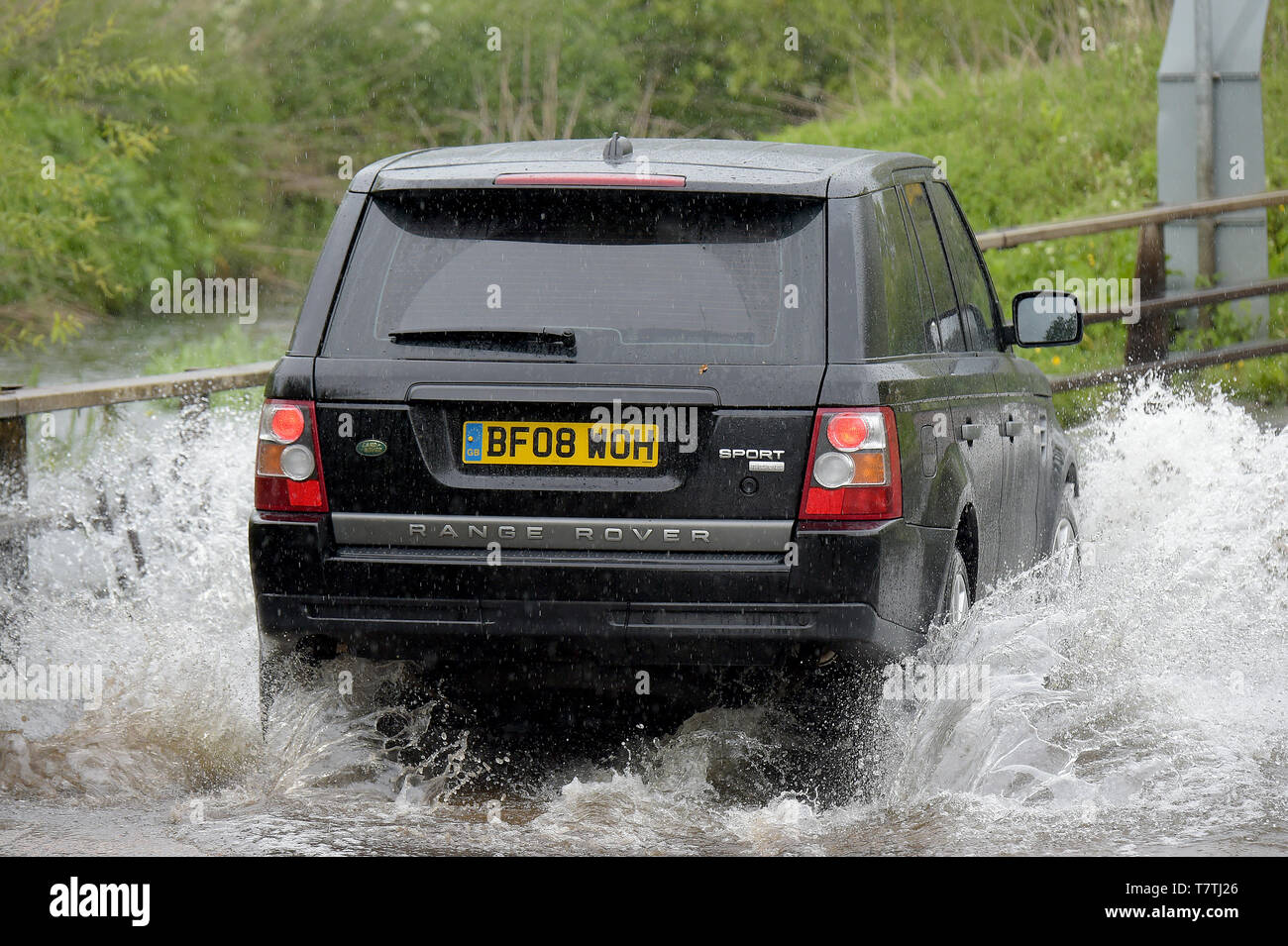 Billericay, UK. 09th May, 2019. Torrential rain and localised flooding caused problems on the roads as motorists struggled through flood water 9th May 2019 Credit: MARTIN DALTON/Alamy Live News Stock Photo
