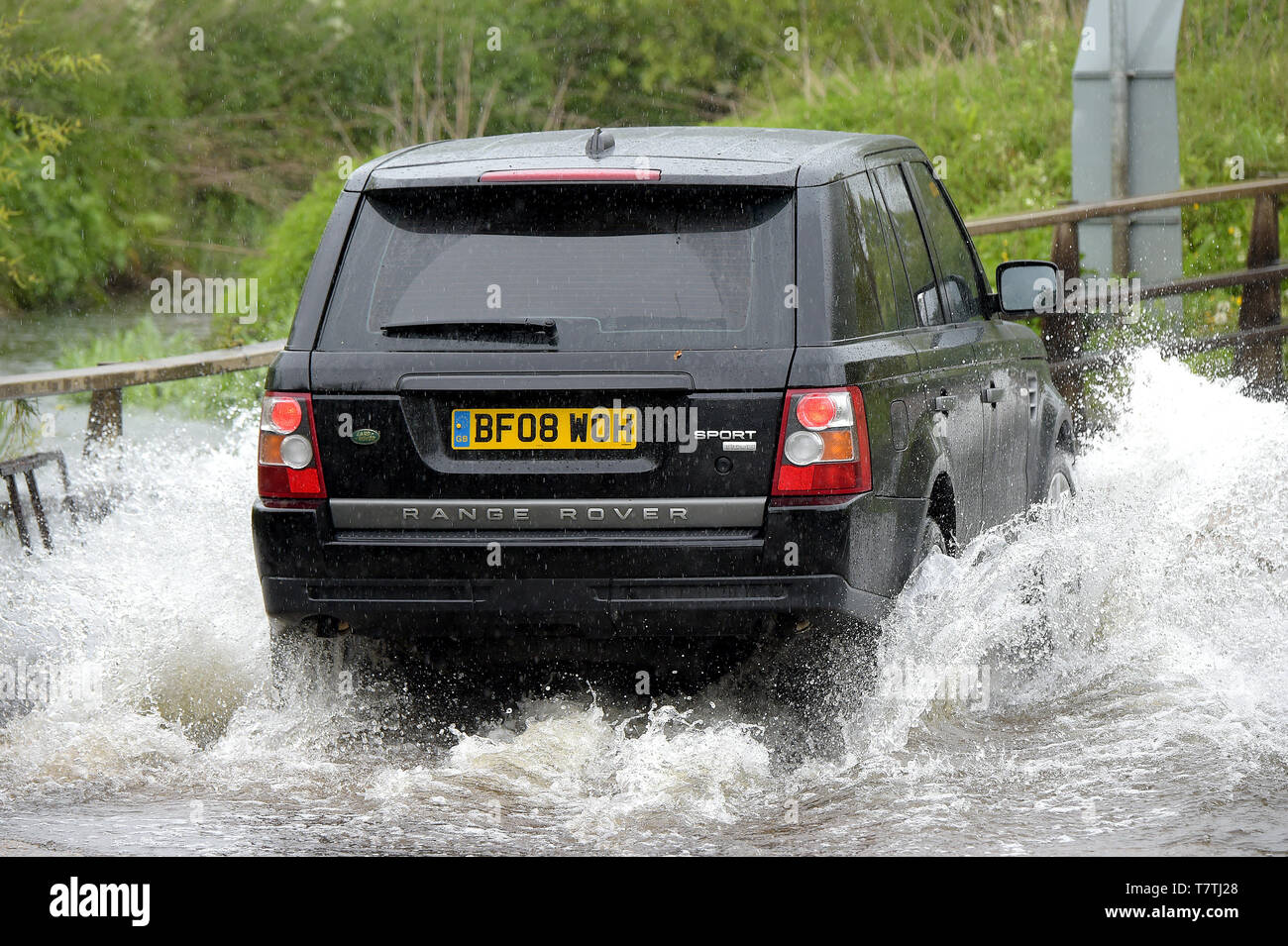 Billericay, UK. 09th May, 2019. Torrential rain and localised flooding caused problems on the roads as motorists struggled through flood water 9th May 2019 Credit: MARTIN DALTON/Alamy Live News Stock Photo