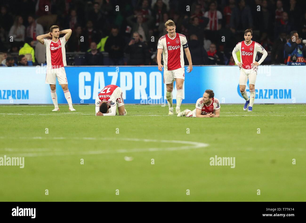 Amsterdam, Netherlands. 08th May, 2019. firo: 08.05.2019 Football, 2018/2019, CL, CHL, Champions League, Semifinals Ruckspiel Ajax Amsterdam Tottenham Hotspur 2: 3 exchanged, Disappointment afterdemustor to 2: 3 at the last minute: Noussair Mazraoui at the ground, Matthijs de Ligt nr 4, Matthijs de Ligt right on the ground, blind | usage worldwide Credit: dpa/Alamy Live News Stock Photo