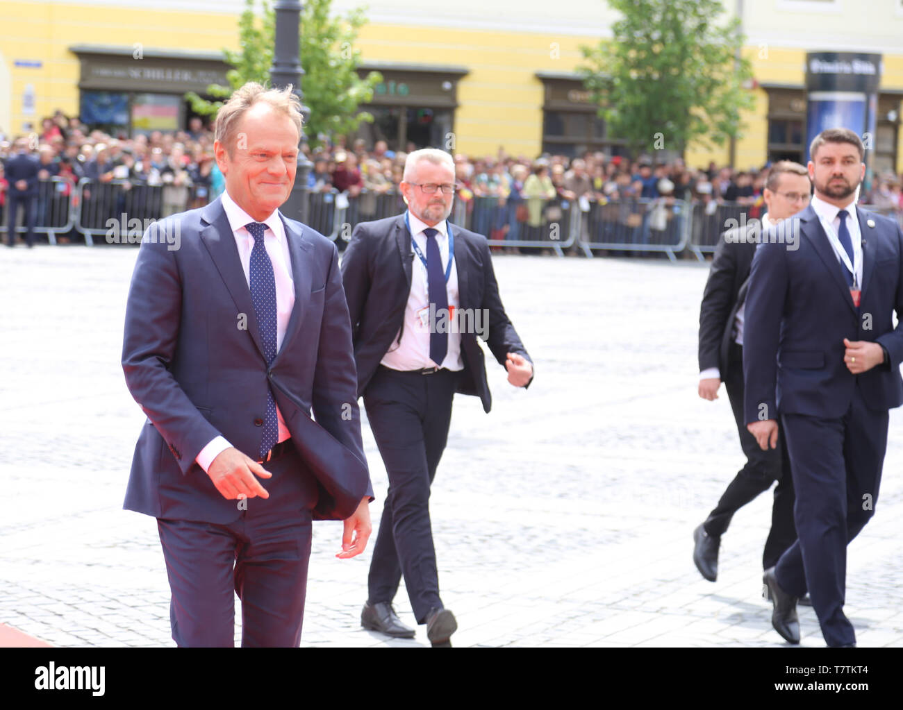 Sibiu, Romania. 9th May, 2019. European Council President Donald Tusk (L, front) arrives in the Grand Square in front of the Sibiu City Hall to attend the European Union (EU) informal summit in Sibiu, Romania, May 9, 2019. The leaders of the EU member states on Thursday agreed on defending 'one Europe' and upholding the rules-based international order in their '10 commitments' declaration, made at an informal summit in Sibiu. Credit: Chen Jin/Xinhua/Alamy Live News Stock Photo