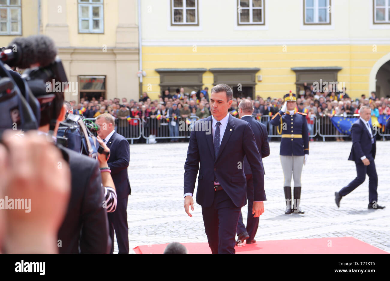Sibiu, Romania. 9th May, 2019. Spain's Prime Minister Pedro Sanchez arrives in the Grand Square in front of the Sibiu City Hall to attend the European Union (EU) informal summit in Sibiu, Romania, May 9, 2019. The leaders of the EU member states on Thursday agreed on defending 'one Europe' and upholding the rules-based international order in their '10 commitments' declaration, made at an informal summit in Sibiu. Credit: Chen Jin/Xinhua/Alamy Live News Stock Photo