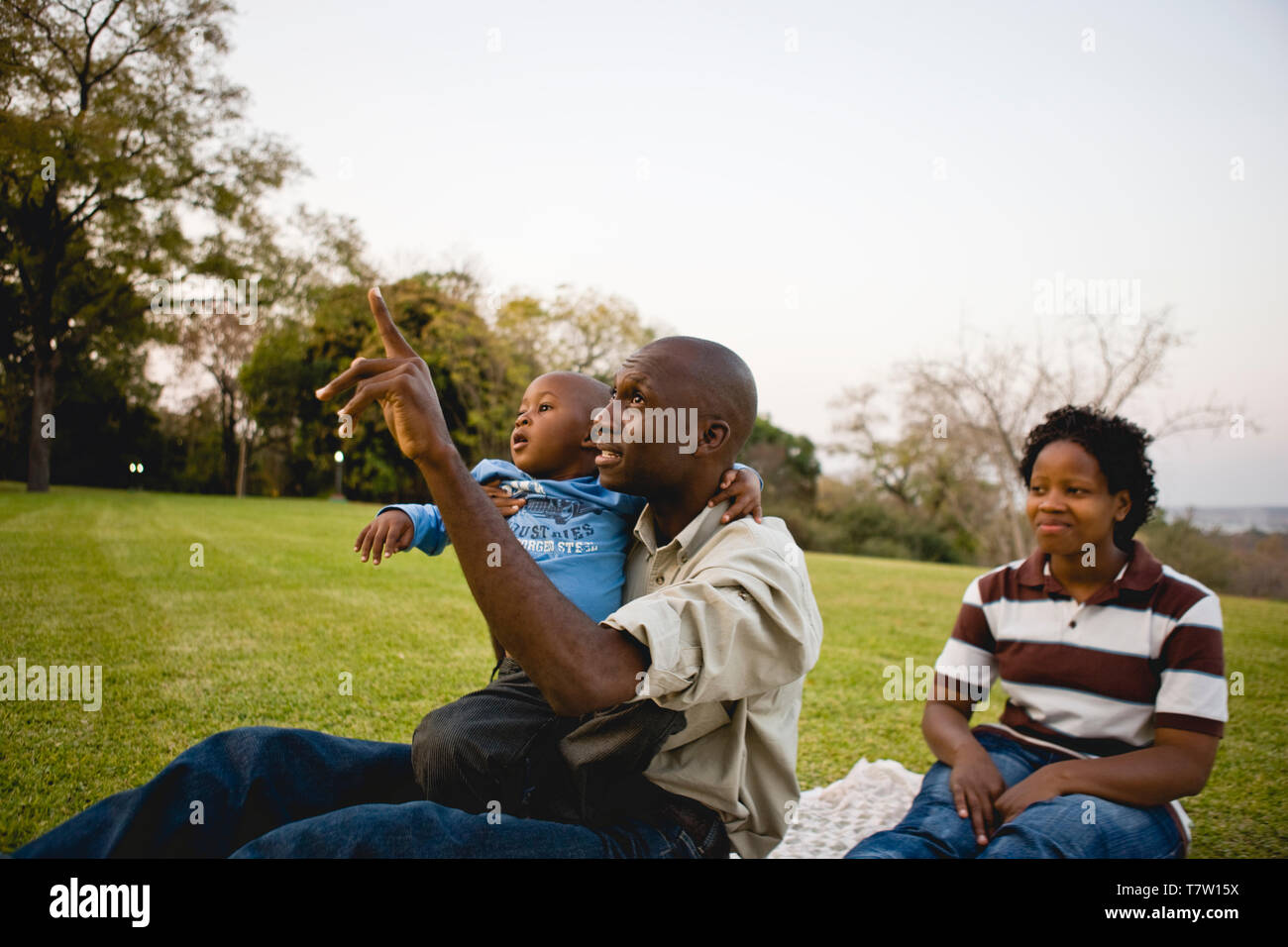 Couple children having picnic hi-res stock photography and images - Alamy