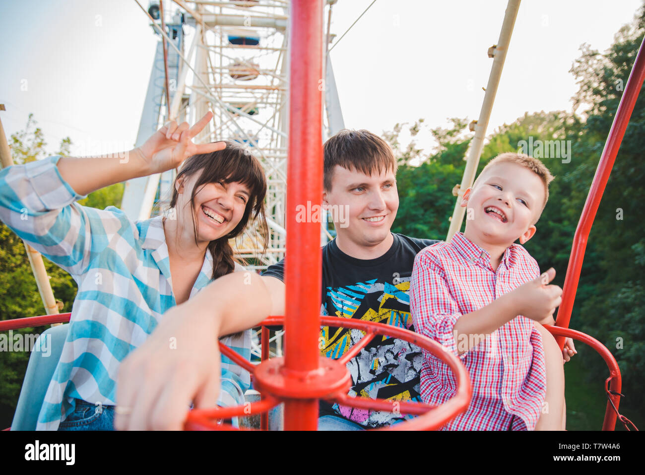 Дети катаются на колесе обозрения. Колесо обозрения. Без обозрения совести. Дети катаются на колесе обозрения. Игра малышка катается на колесе обозрения.