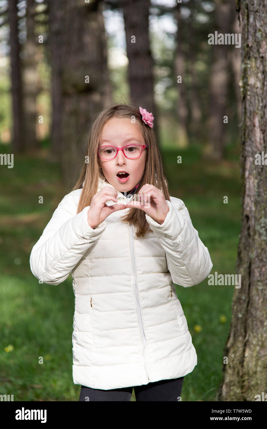 Little Girl Smiling In The Park Stock Photo Alamy little-girl-smiling-in-the-park-stock-photo-alamy