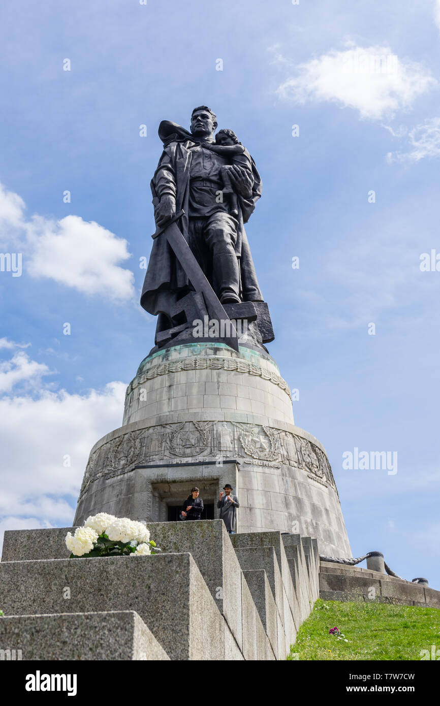 Soviet War Memorial statue (Sowjetisches Ehrenmal) in Berlin Treptow, Berlin Stock Photo