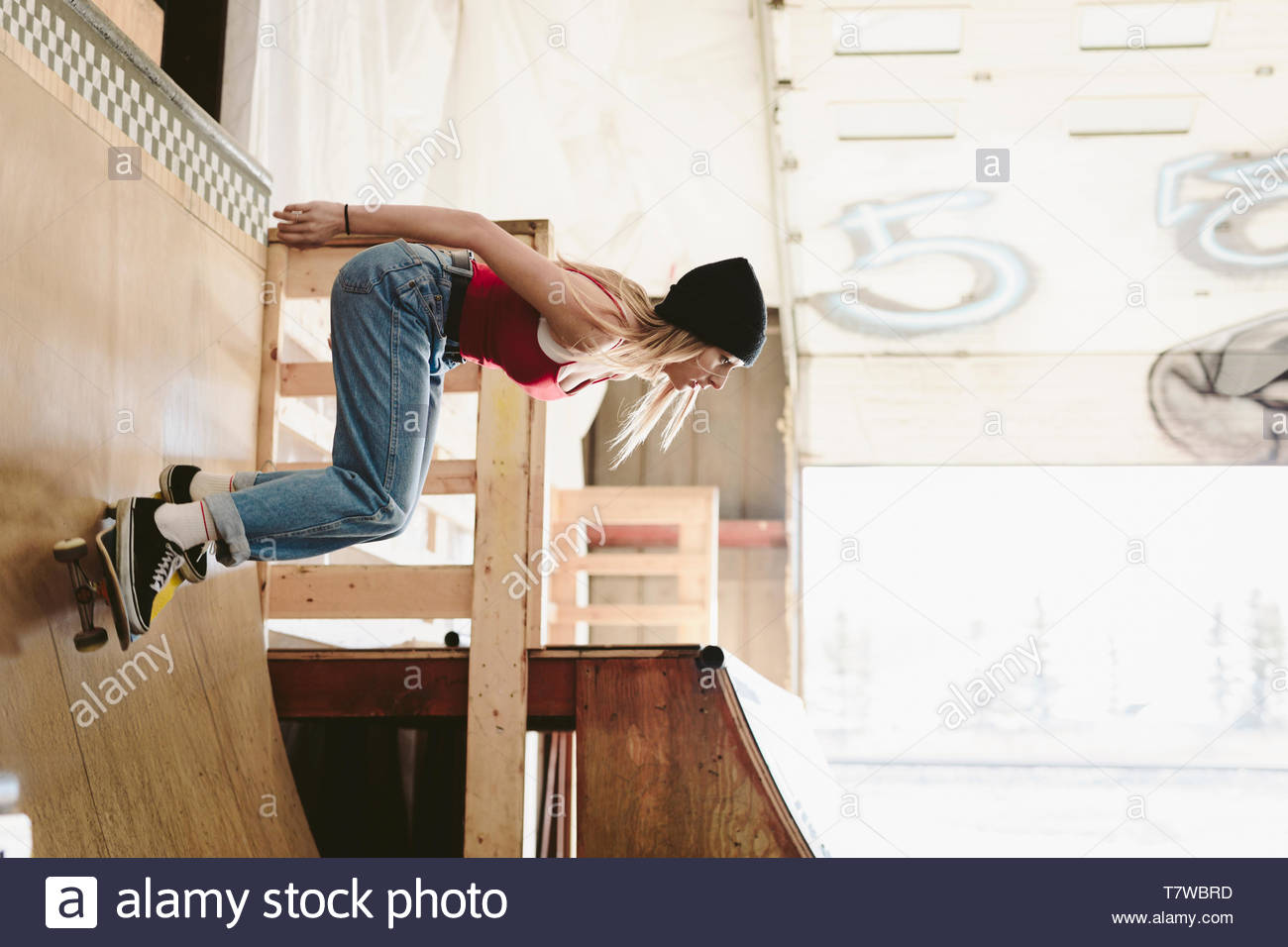 Girl skateboarding ramp hi-res stock photography and images - Alamy