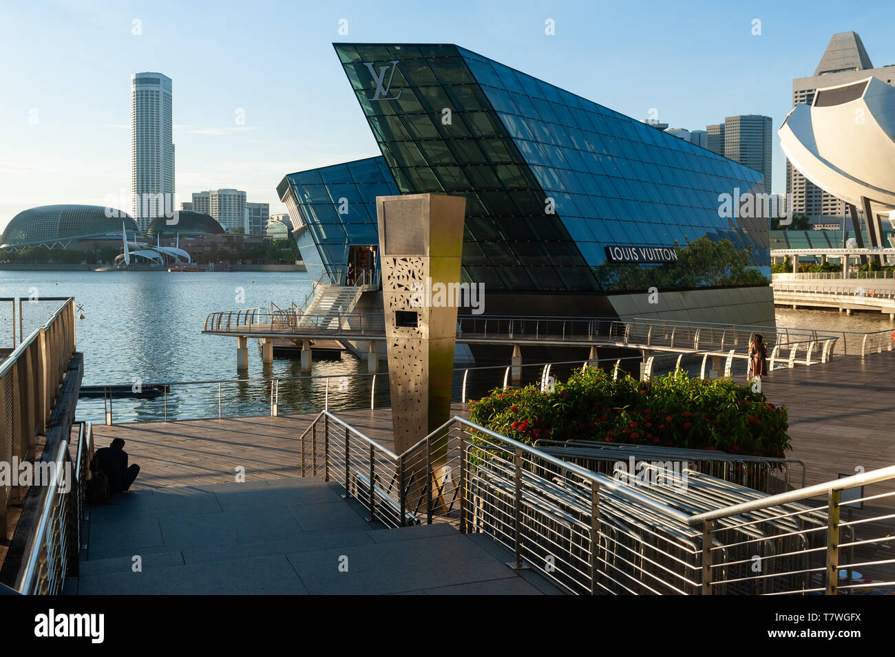 SINGAPORE - APRIL 22, 2017: Louis Vuitton store, a luxury shop designed by  architect Peter marino located in Marina Bay, Singapore City – Stock  Editorial Photo © Southtownboy #159316320