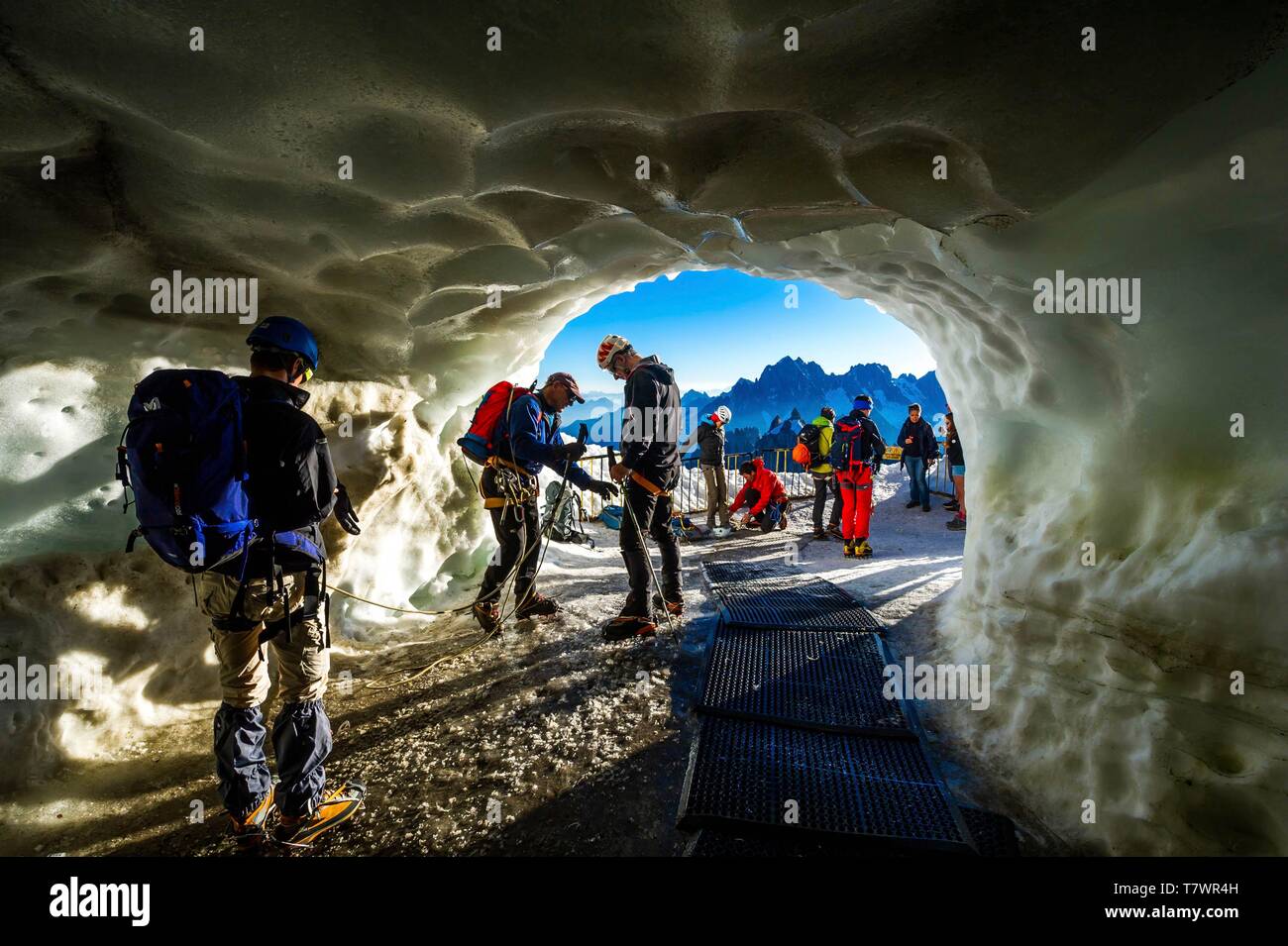 France, Haute-Savoie, Chamonix-Mont-Blanc, summit station of the Aiguille du Midi cable car, ice tunnel giving access to the north-east ridge, or arête Midi-Plan, leading to Glacier du Géant and the Vallée Blanche, alpinists getting outfitted Stock Photo