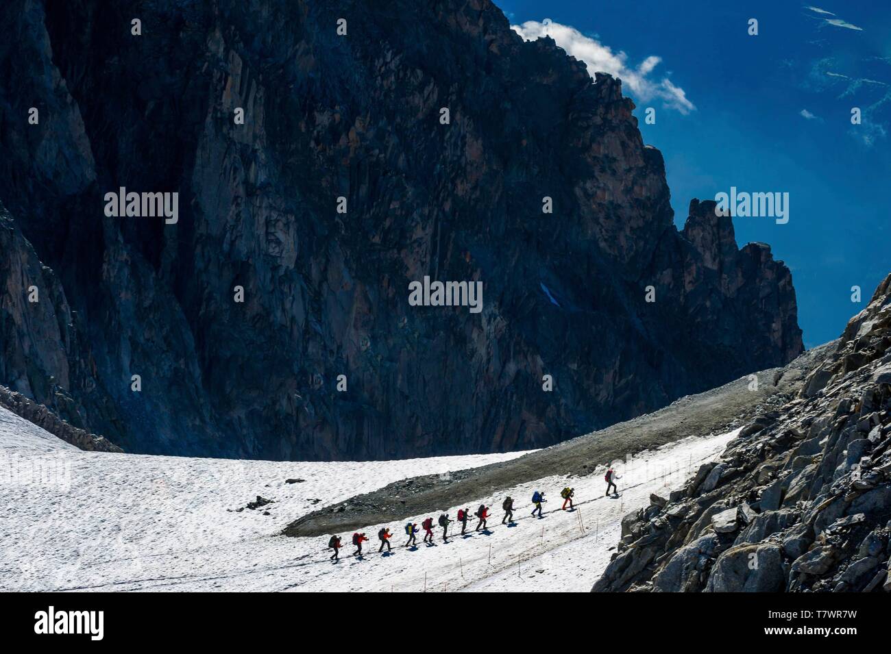 Italy, Courmayeur, Pointe Helbronner, alpinists hiking towards the