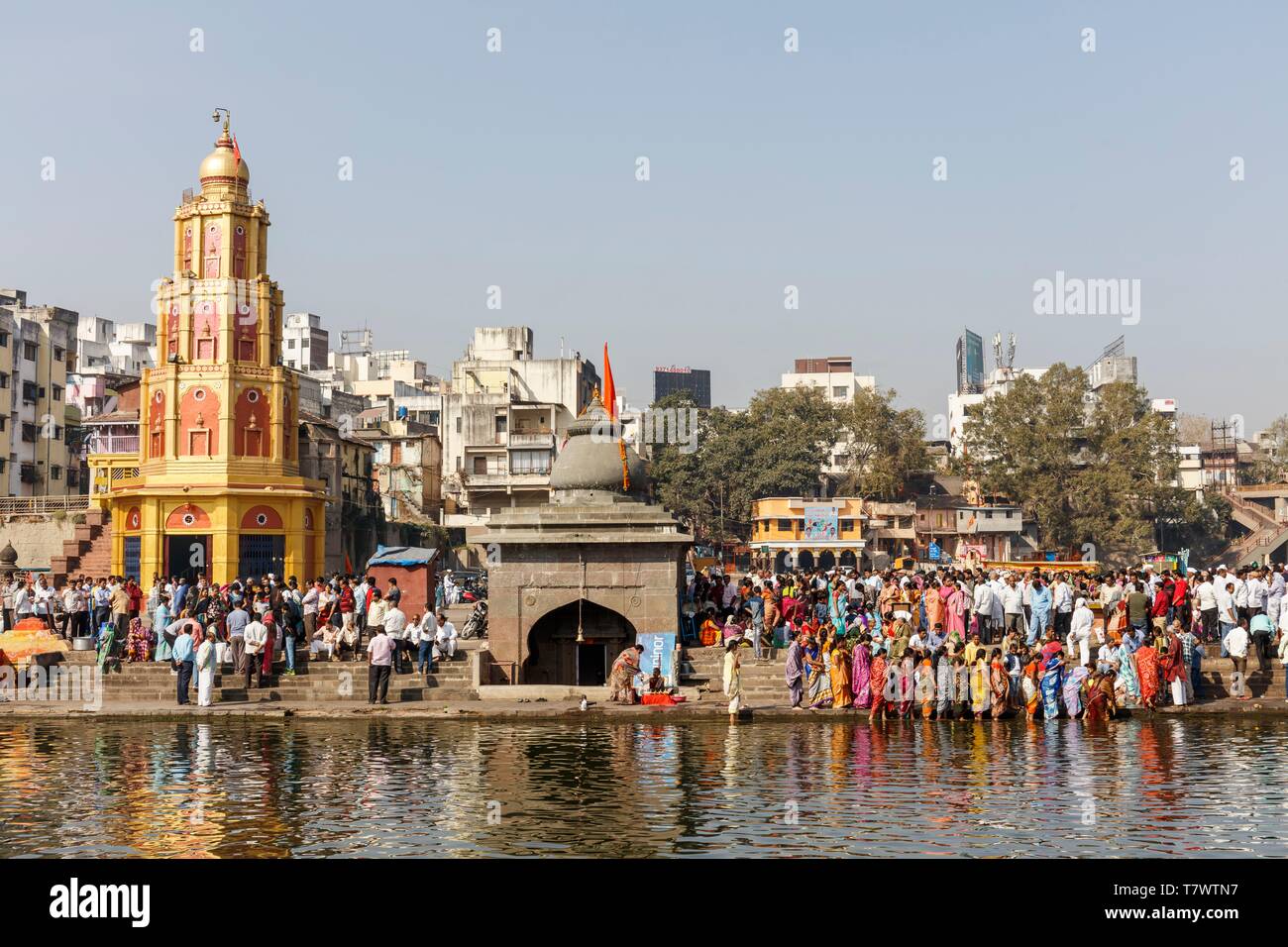 India, Maharashtra, Nashik, large crowd on the ghats on Godavari river Stock Photo