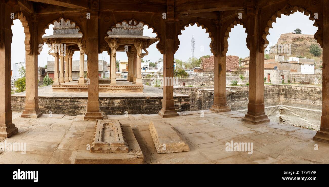 India, Madhya Pradesh, Chanderi, Chakla baoli tombs Stock Photo - Alamy