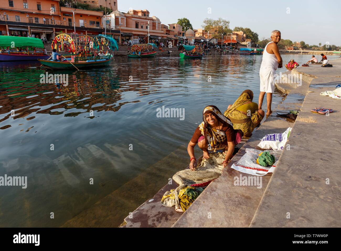India, Madhya Pradesh, Chitrakoot, washing on ghats Stock Photo