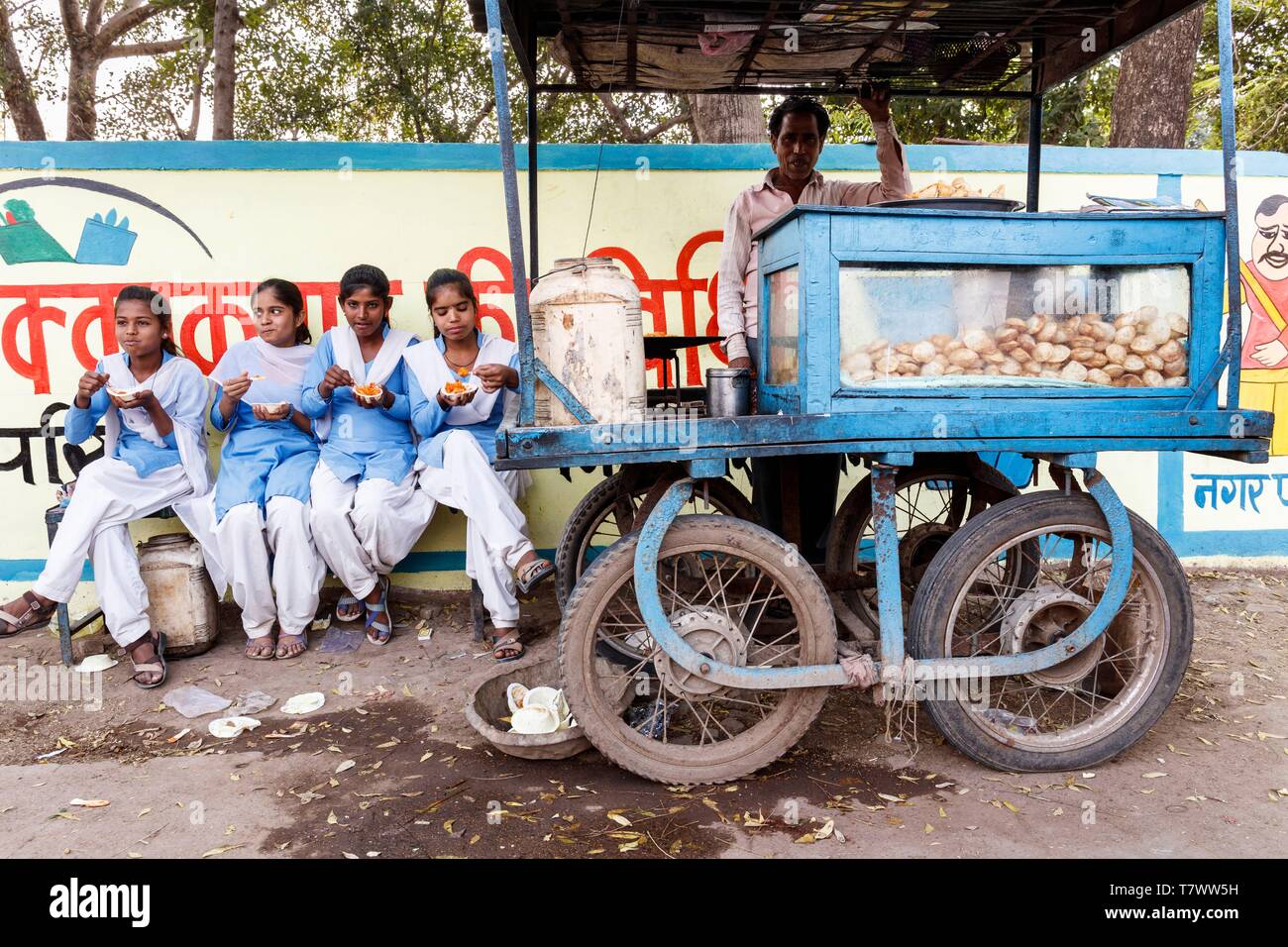 India, Madhya Pradesh, Chanderi, schoolgirls eating a snack Stock Photo