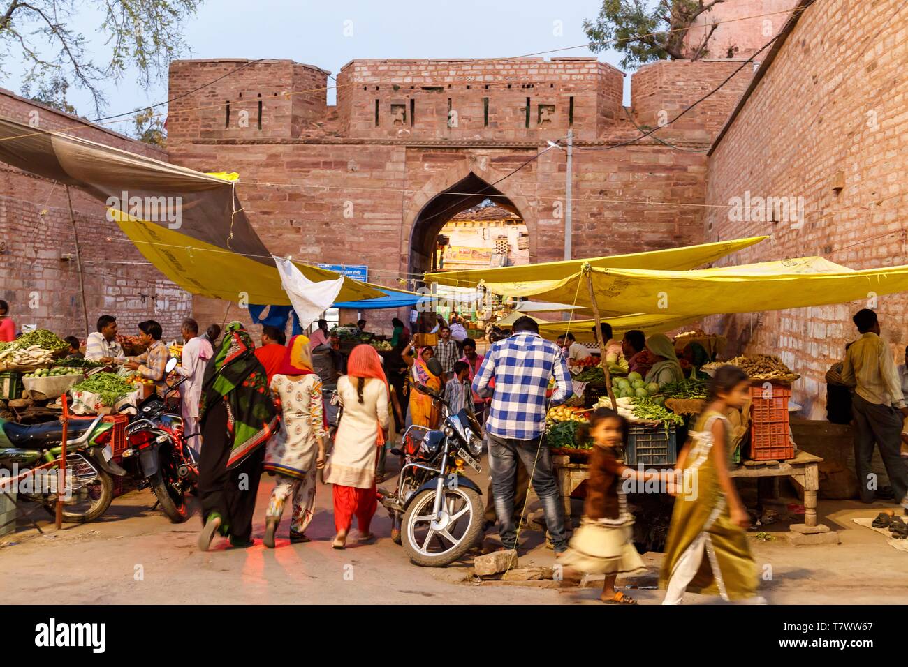 India, Madhya Pradesh, Chanderi, market before one of the town gate Stock Photo