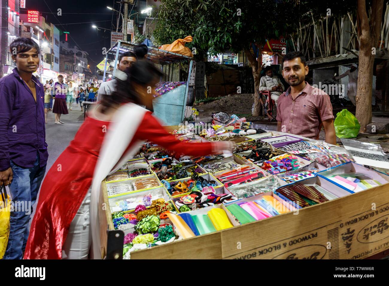 India, Madhya Pradesh, Ujjain, street vendor by night Stock Photo