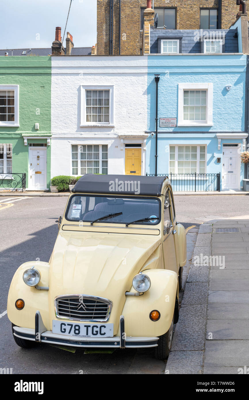 Citroen 2 CV car in front of colourful painted houses in Burnsall street , Chelsea, London, England Stock Photo