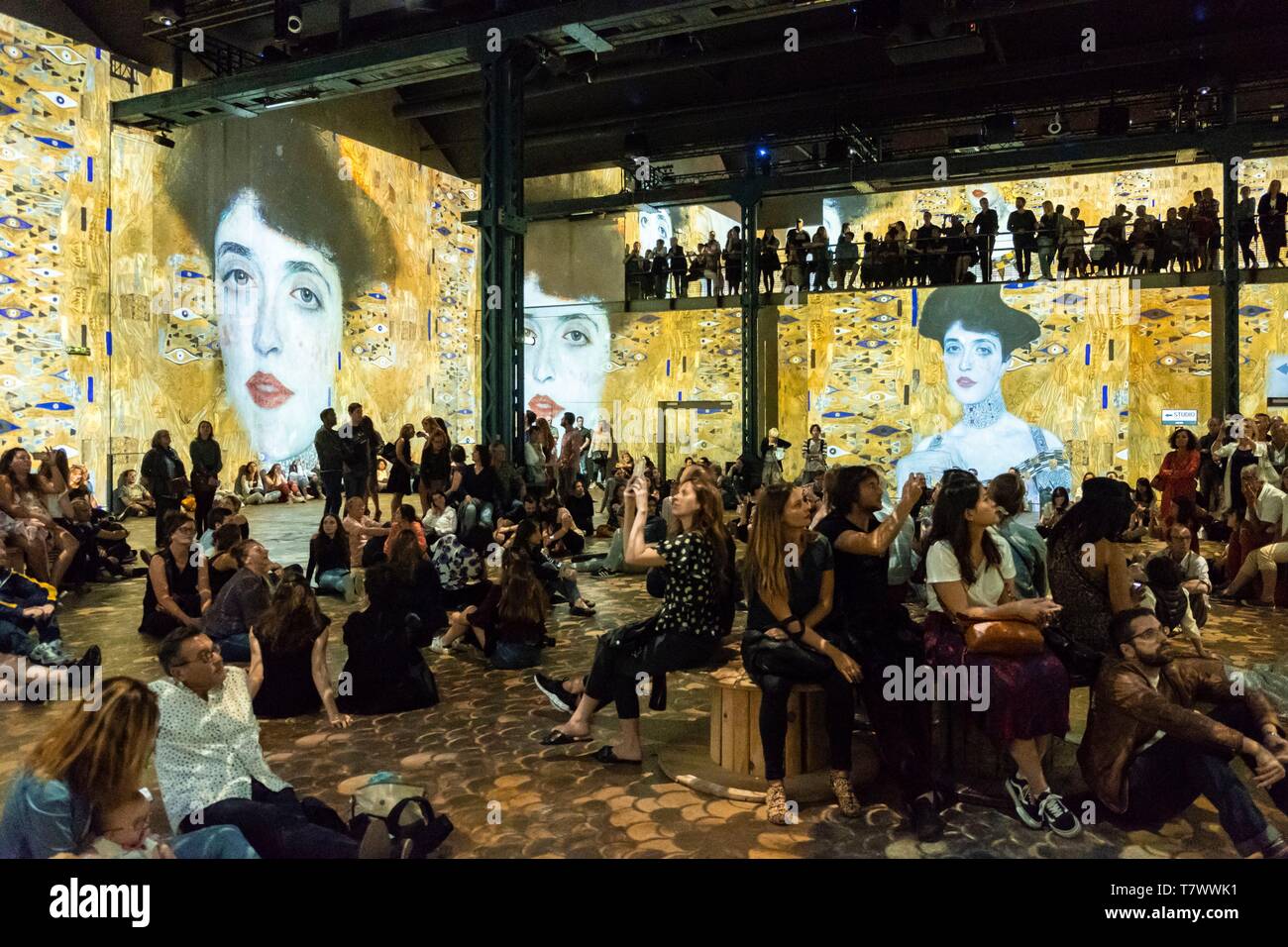 France Paris Atelier Des Lumieres Play Of Light On Hundertwasser And Klimt An Achievement Gianfranco Iannuzzi Renato Gatto Massimiliano Siccardi Stock Photo Alamy
