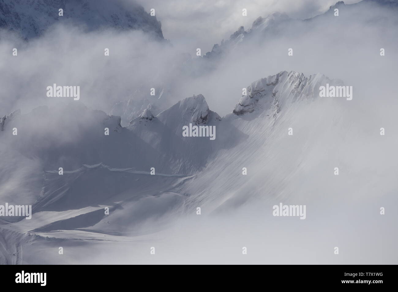 Zugspitze: Nur ein Berggrat konuriert die sonnenüberflutet weiße Pracht. Licht und Schatten hauchen dem weißen Pomp Leben ein.. Stock Photo
