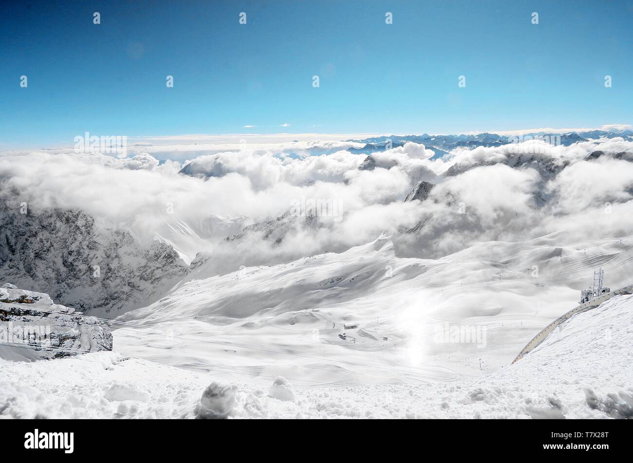 Blick von der Zugspitze über die winterlich verschneiten Gipfel der Alpen Stock Photo