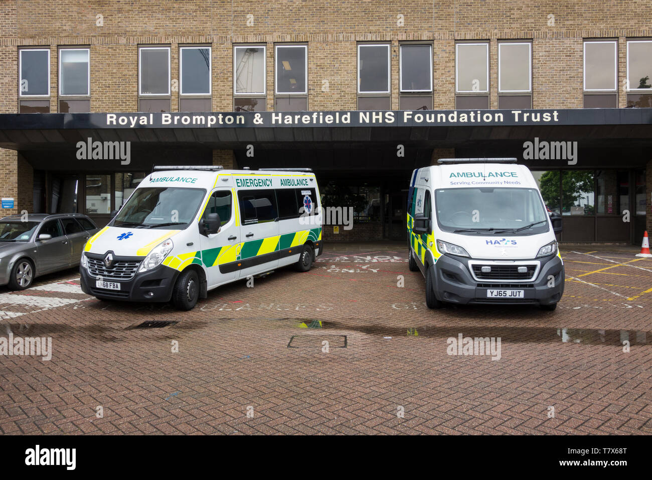 Ambulances parked outside the Royal Brompton & Harefield Foundation Trust hospital entrance in Chelsea, London, UK Stock Photo