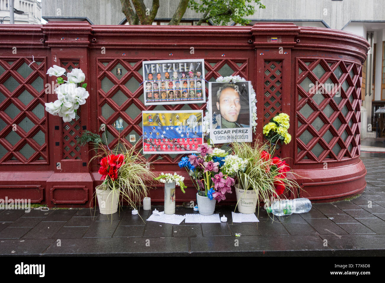 Memorial and tributes outside the Embassy of Venezuela in South Kensington to Óscar Alberto Pérez, a Venezuelan police officer and he Stock Photo