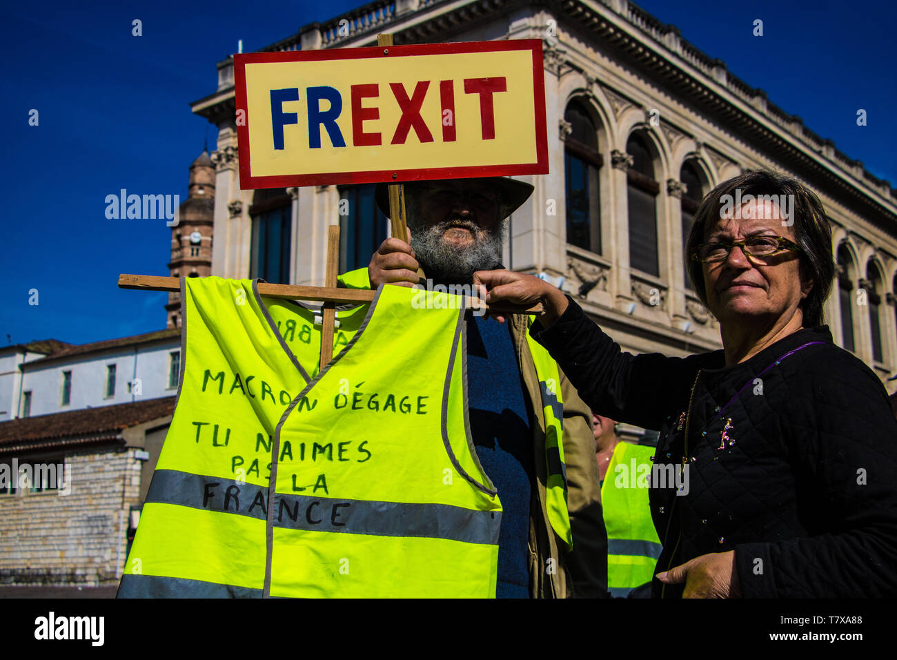 Gilet Jaunes Stock Photos Gilet Jaunes Stock Images Alamy