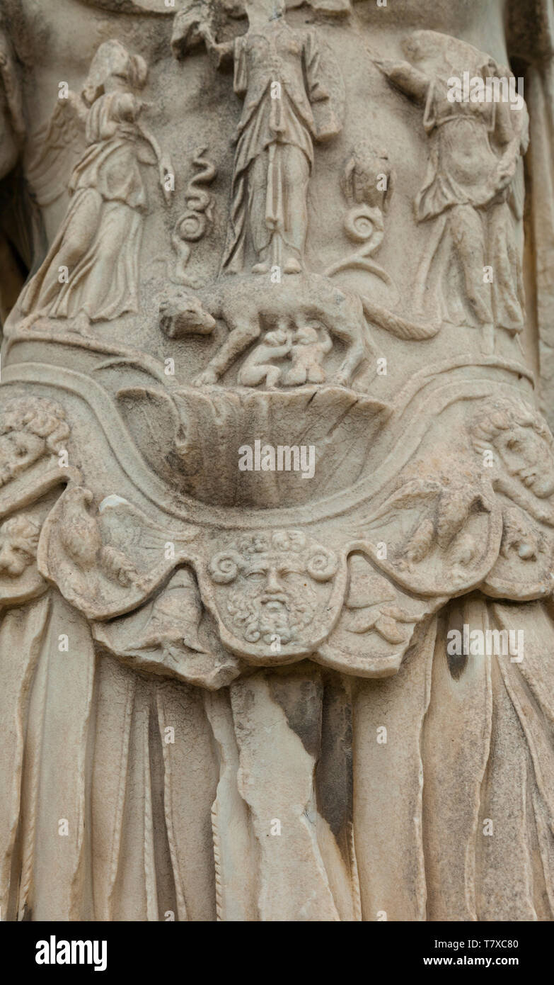 Estatua del emperador romano Adriano. Situada frente al templo de Hefesto. Ágora Griega. Atenas, Grecia Stock Photo