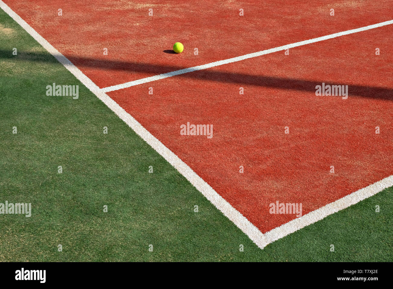 one tennis ball lying on a deserted tennis court Stock Photo