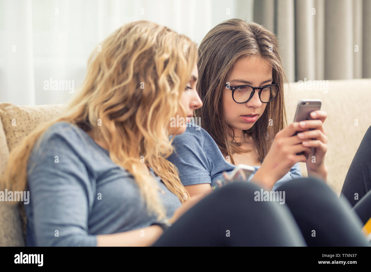 Teen girls using cell phone hi-res stock photography and images - Alamy