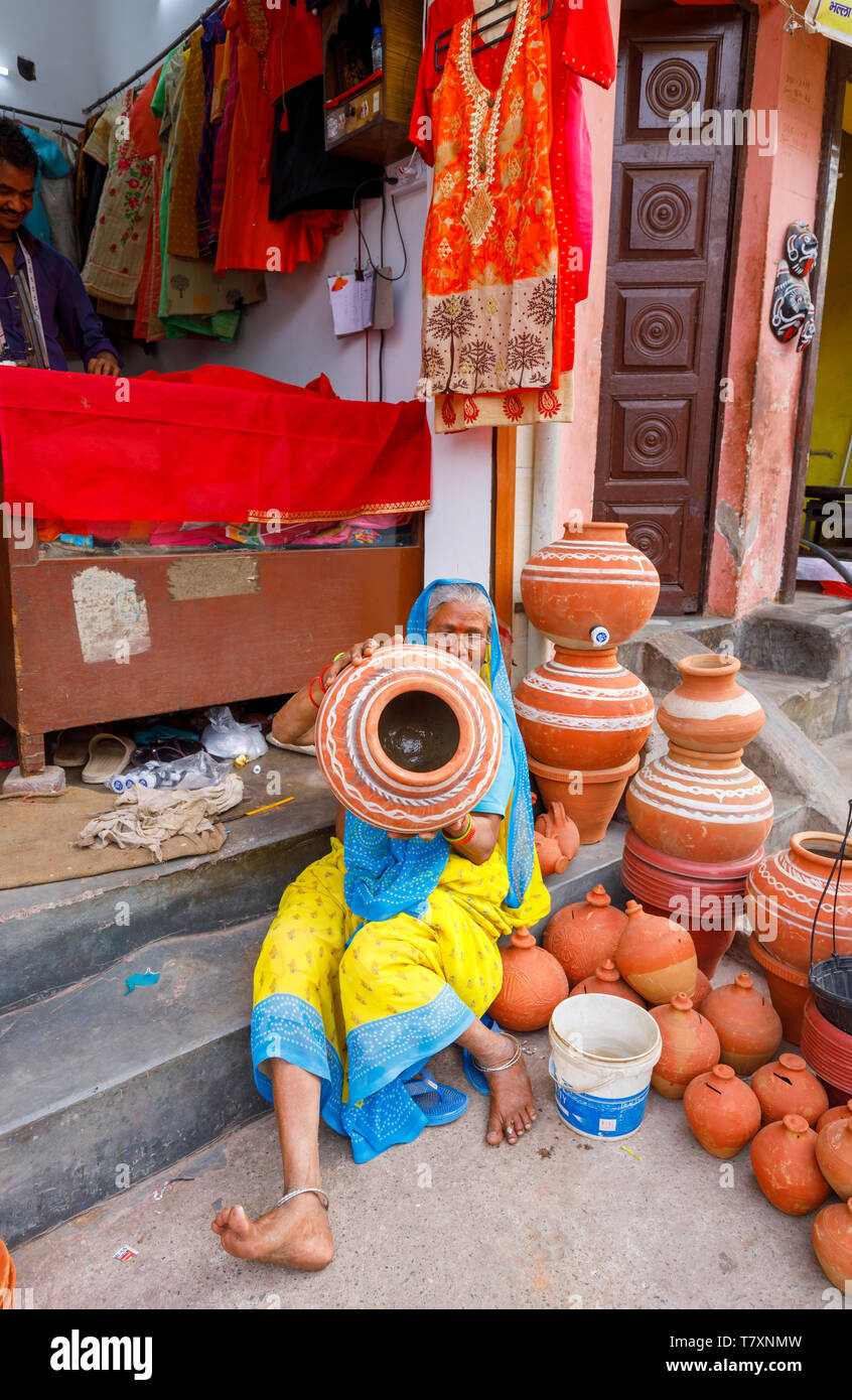 Street scene, Mahipalpur district, a New Delhi suburb a local old