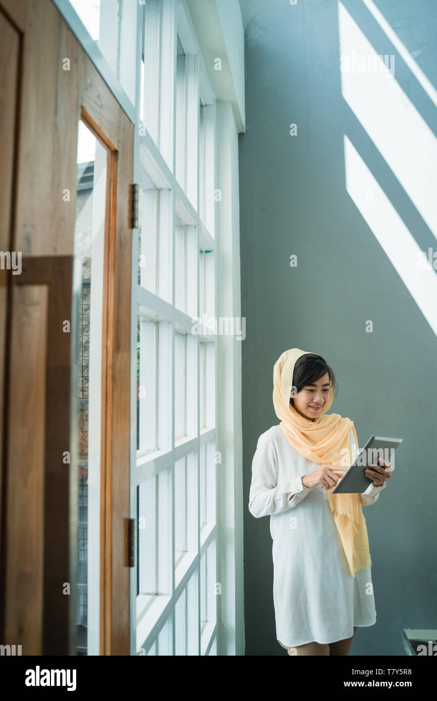 muslim woman wearing hijab using tablet pc Stock Photo - Alamy