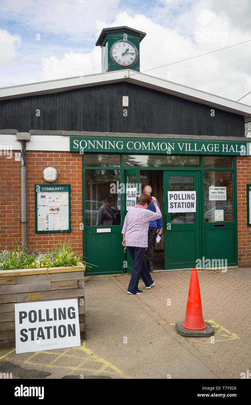 TA couple go to vote in the polling station in Sonning Common, Oxfordshire. Stock Photo
