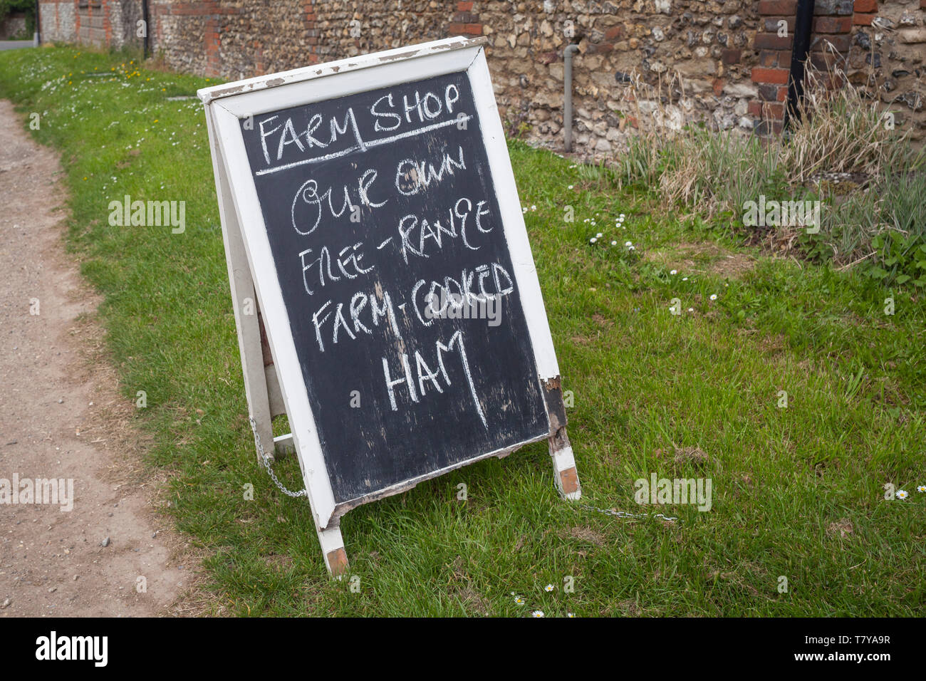 Hand-written sign for Farm Shop selling free-range farm-cooked ham in the village of Britwell Salome, Oxfordshire. Stock Photo