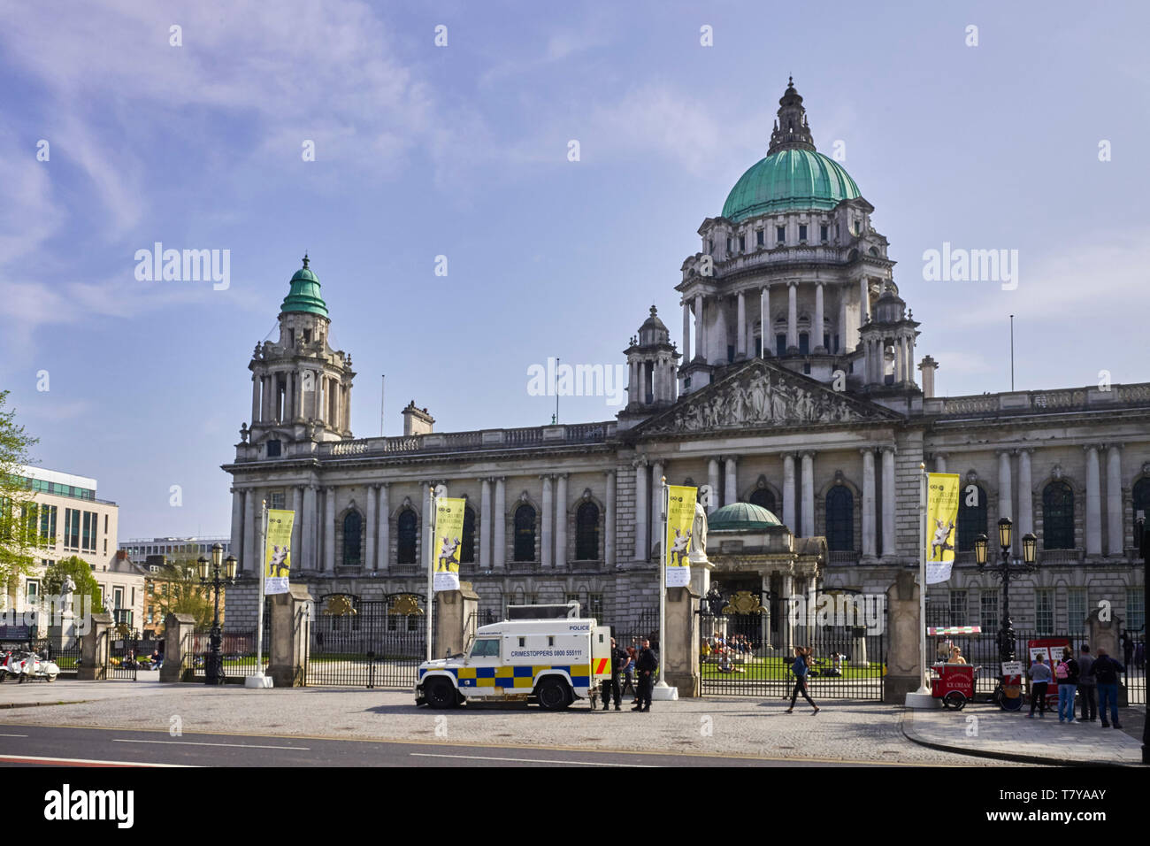 Armed police officers and Land Rover Defender outside Belfast City Hall Stock Photo