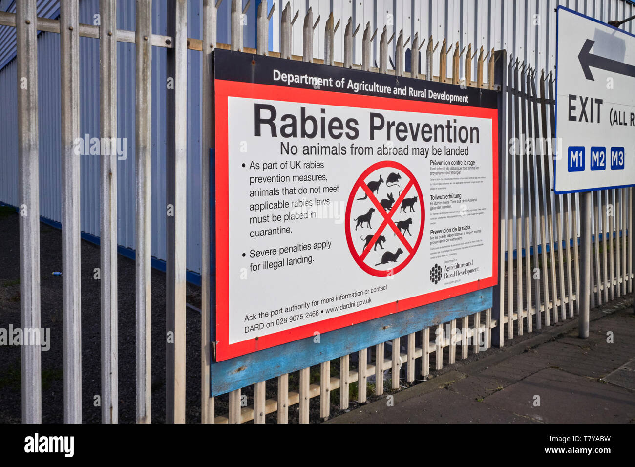 Notice at the entrance to Belfast Port detailing rabies prevention measures Stock Photo