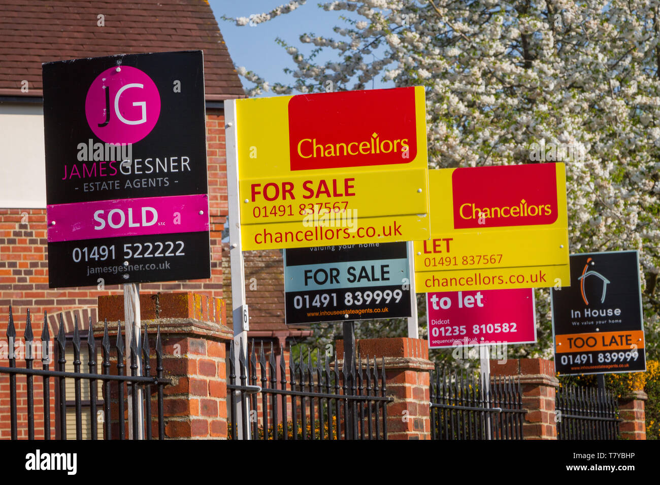 Estate agents signs hires stock photography and images Alamy
